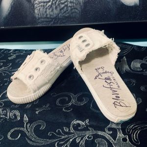 Blowfish distressed look slides- 6.5 ladies ✅